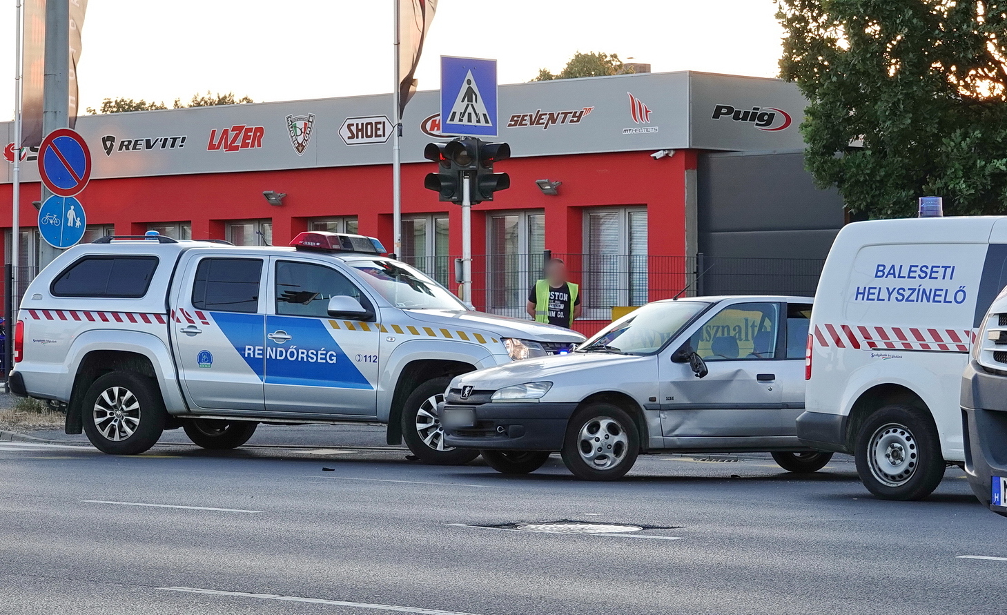 Volkswagen rendőrautó tolatott forgalmi okból álló Peugeotnak Szombathelyen