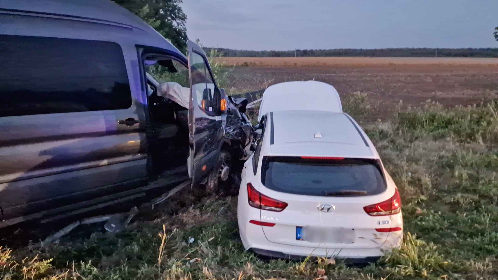 Kanyarodó Hyundait tolt árokba egy Ford kisbusz a 84-es főúton, Sajtoskálnál