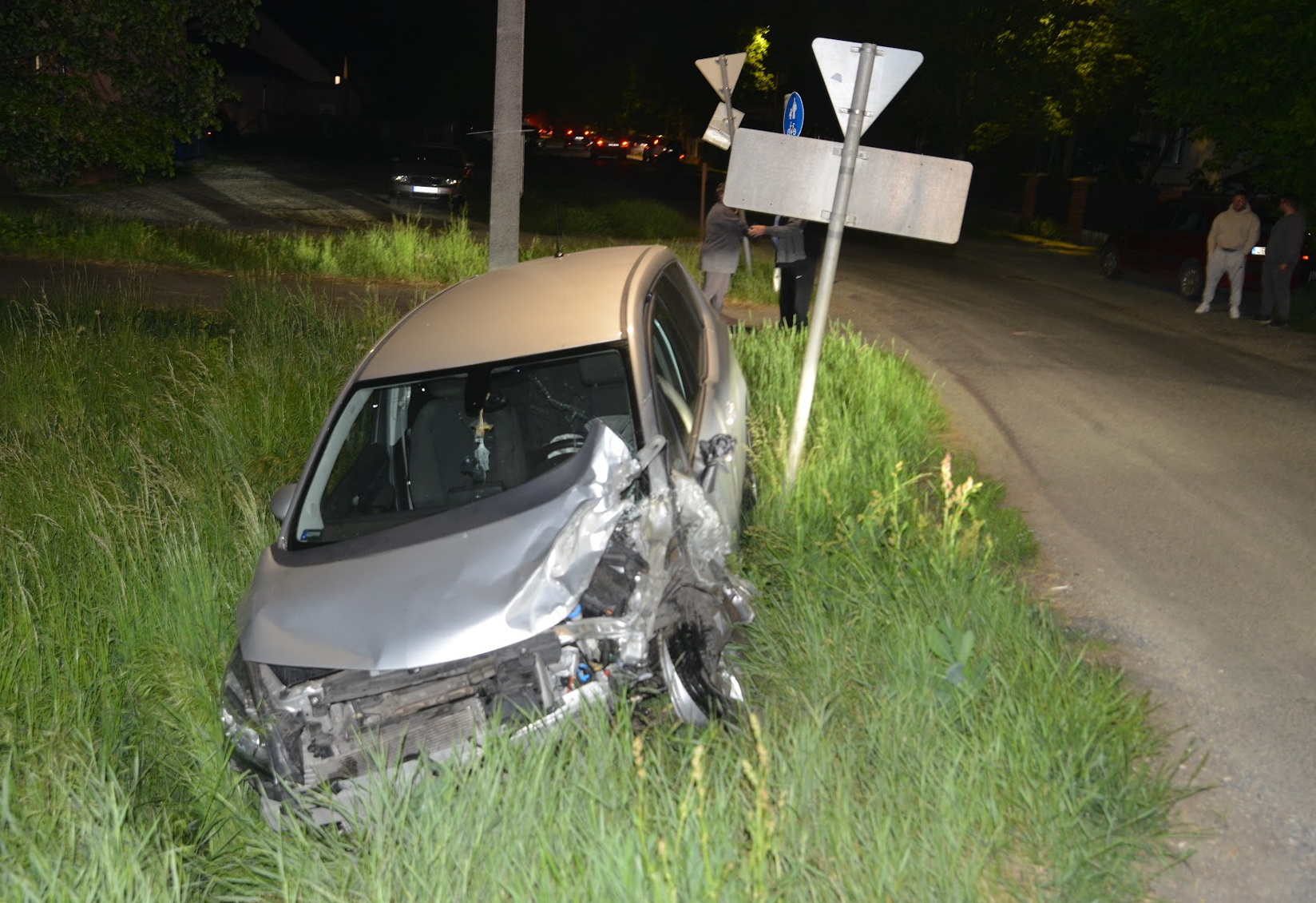A vétlen sofőr autója az árokban