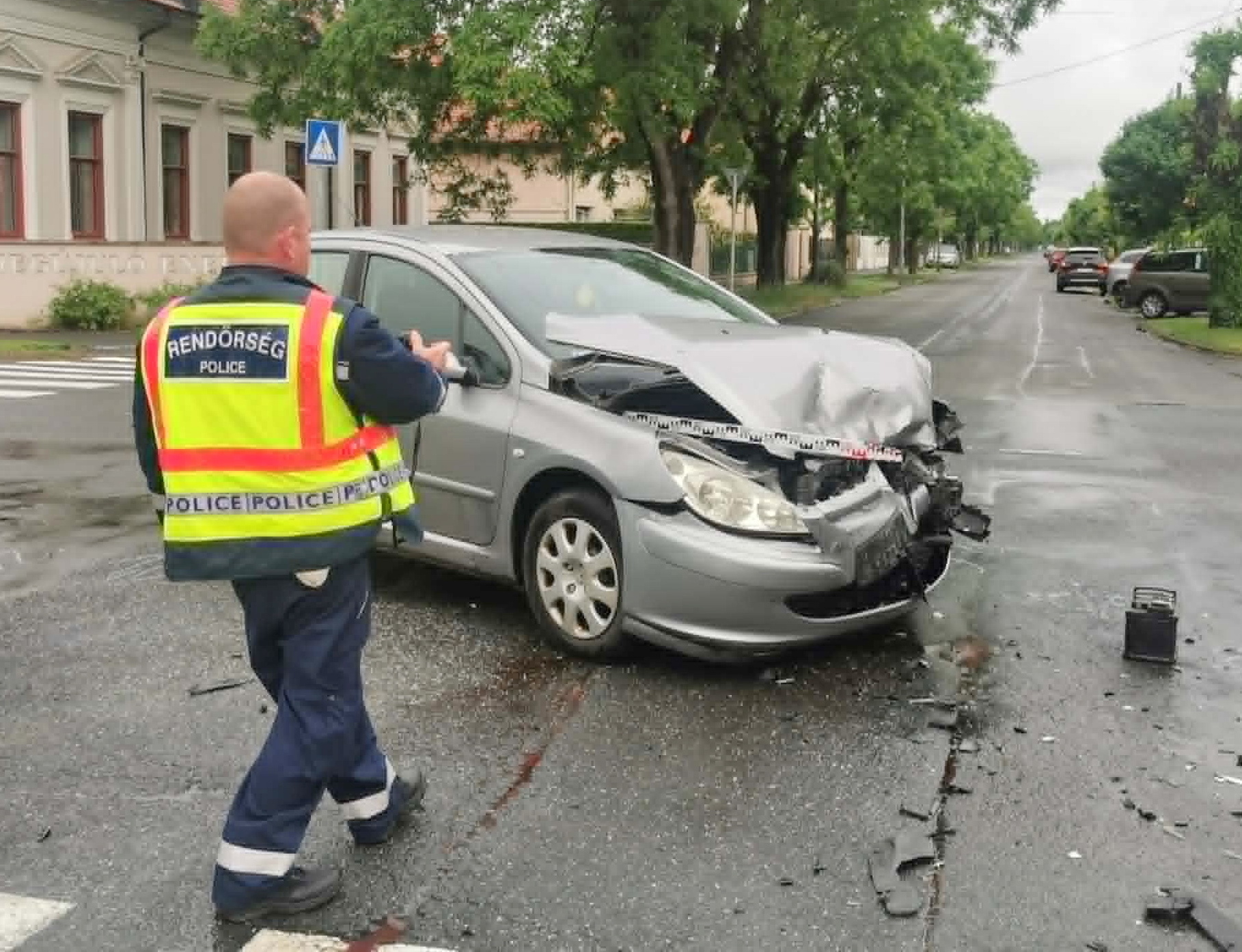 Nissan kanyarodott Peugeot elé Szombathelyen - ketten megsérültek