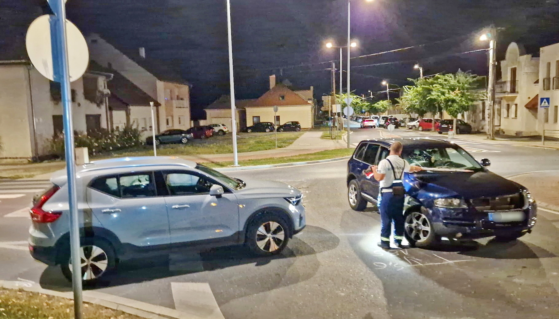 Ittasságot jelzett a szonda - Volvo hajtott VW elé egy körforgalomban, Szombathelyen