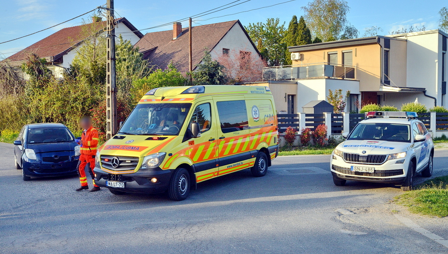 Nem állt meg a STOP-táblánál - árokba pördítette a Renault-t egy Toyota Szombathelyen