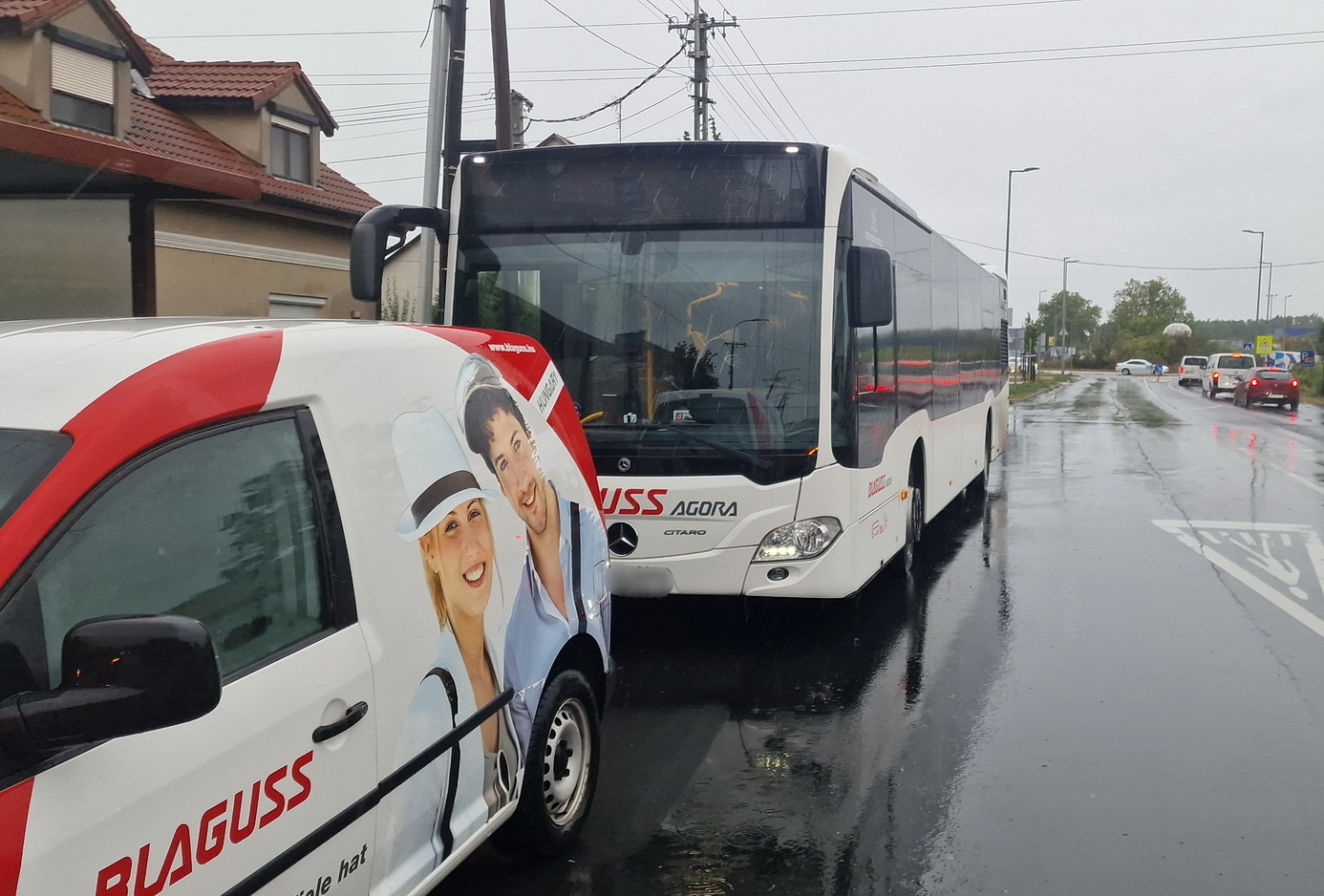 Mercedes busznak ütközött egy Ford Szombathelyen