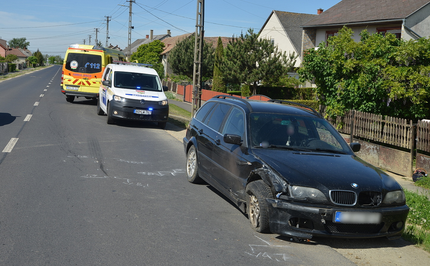 Parkoló BMW-nek ütközött egy Citroen furgon a 8-as főúton, Molnaszecsőd belterületén