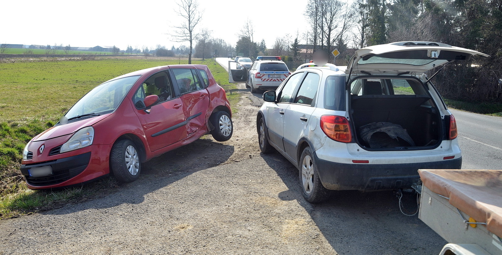 Előzésben lévő utánfutós Fiat elé kanyarodott egy Renault Lukácsháza határában, a 87-es főúton