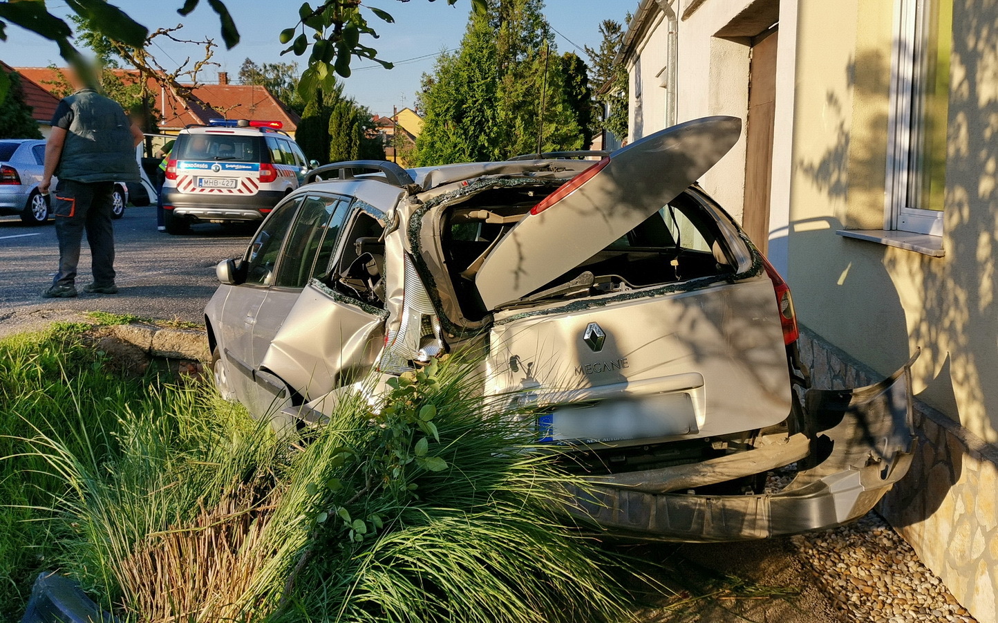 A lengyel rendszámú kamion járdára lökte a személyautót Zanaton