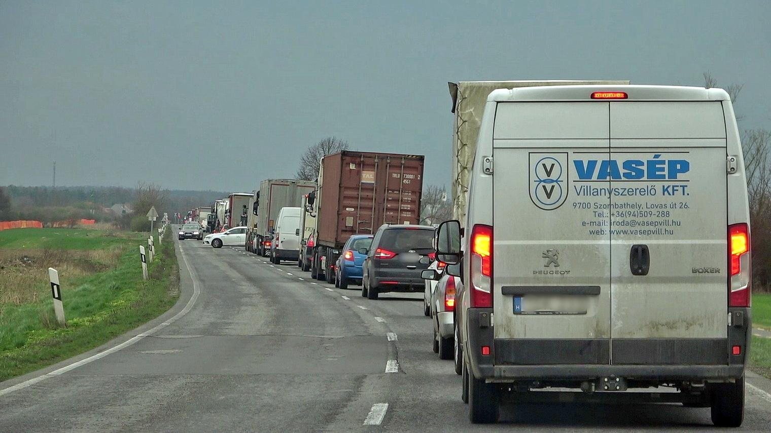 Főúton haladó tartályautó oldalának ütközött egy kanyarodó Suzuki – van csavar a történetben