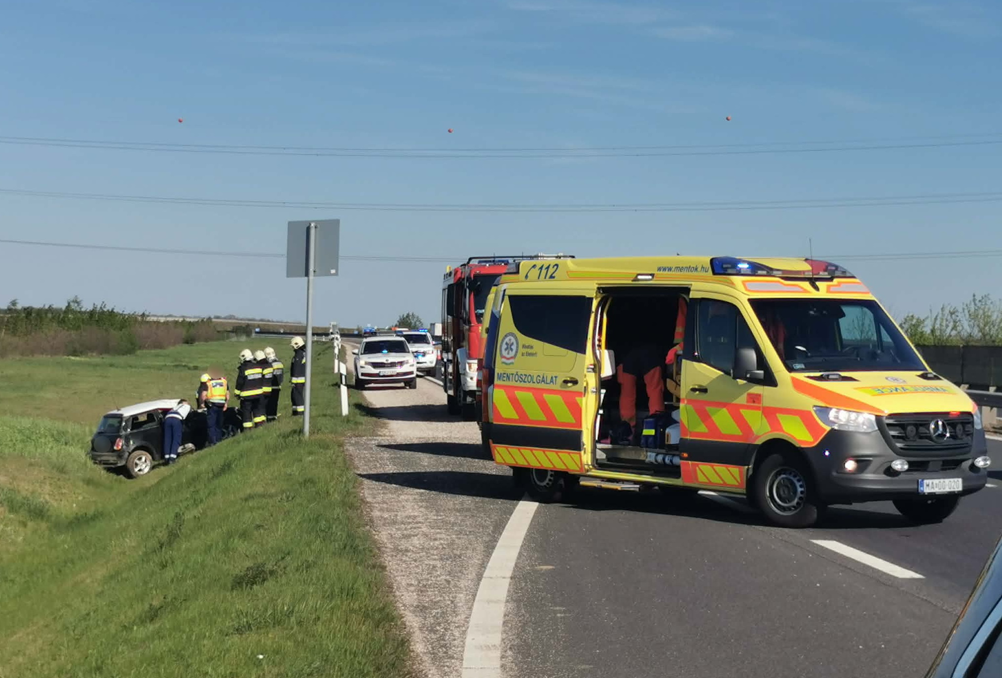 Árokba csapódott egy Mini az M86-os autóúton Vépnél - ketten megsérültek