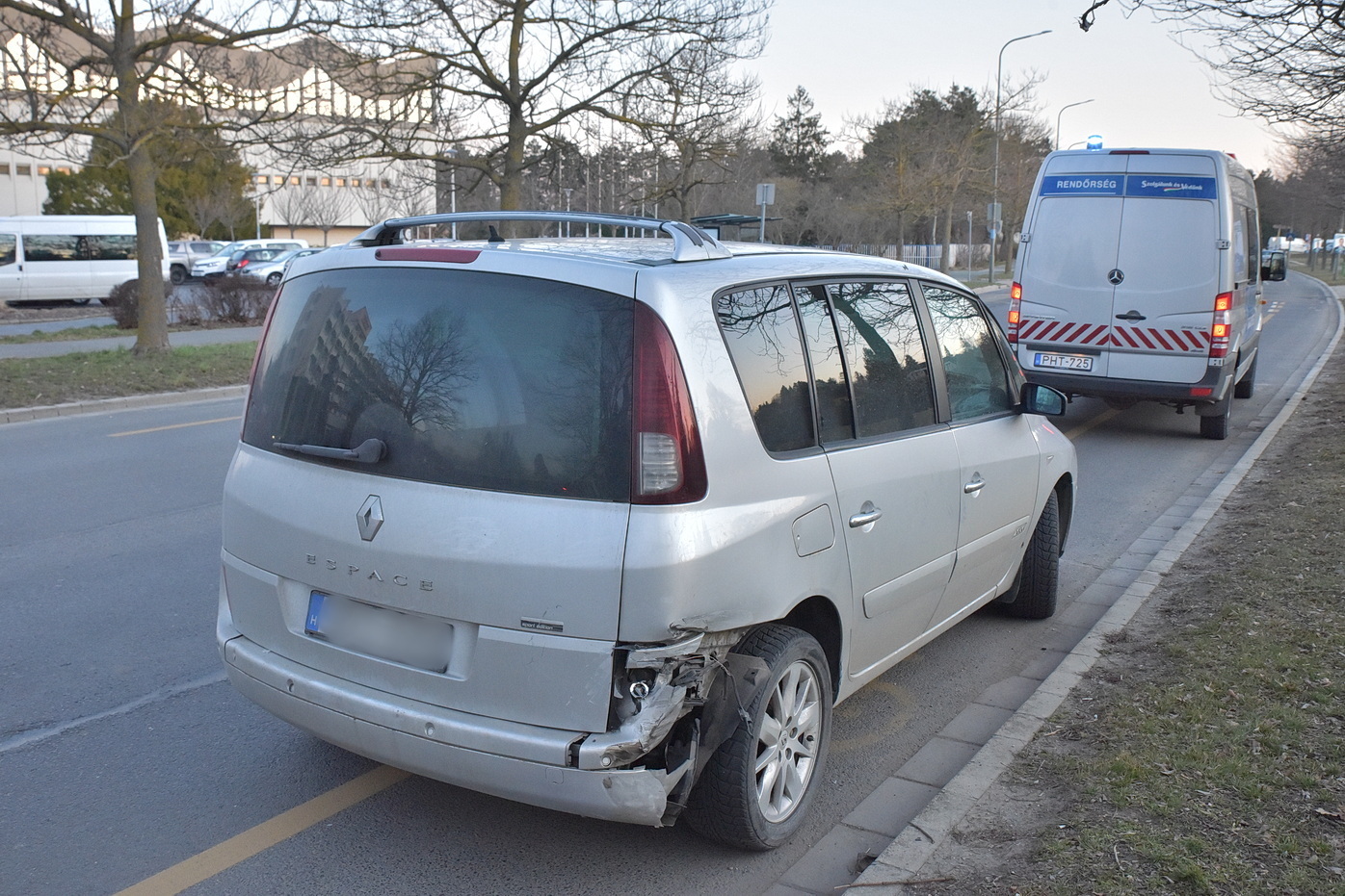 A Renault a saját kerekein távozott a baleset után