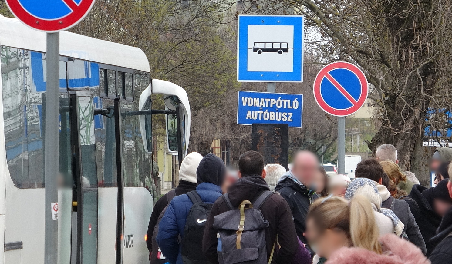 Vonatpótló autóbusz érkezett a Savaria IC utasaiért