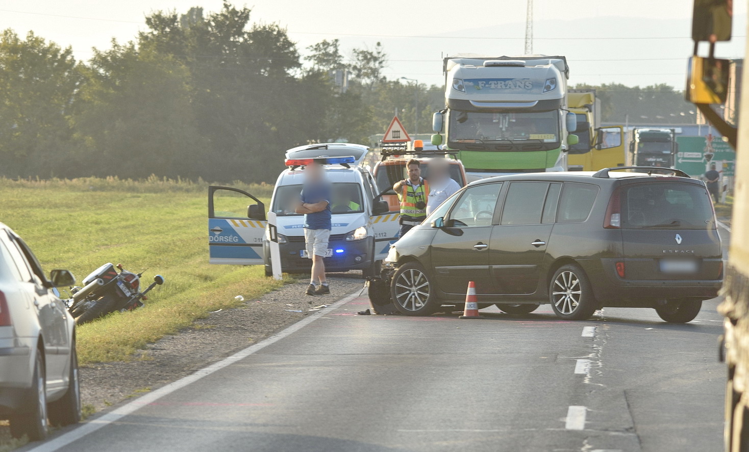Rendőrmotor elé kanyarodott Renault Szombathely határában