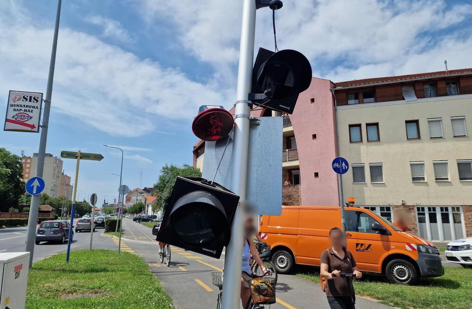 Jelzőlámpa oszlopának hajtott egy Skoda Szombathelyen