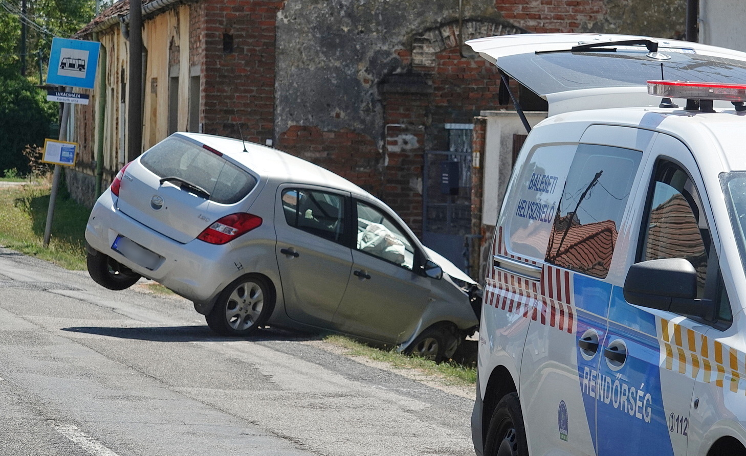 Árokba csapódott egy Hyundai Lukácsházán - zavartan viselkedett a sofőr