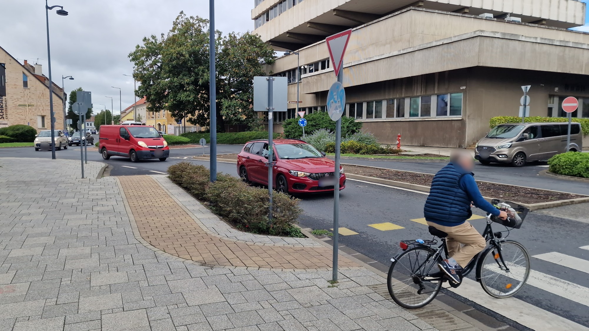 A kerékpárosra elsőbbségadás kötelező tábla vonatkozik a kerékpáros átvezetésnél, a gyalogátkelőhelyen nem tekerhetne át