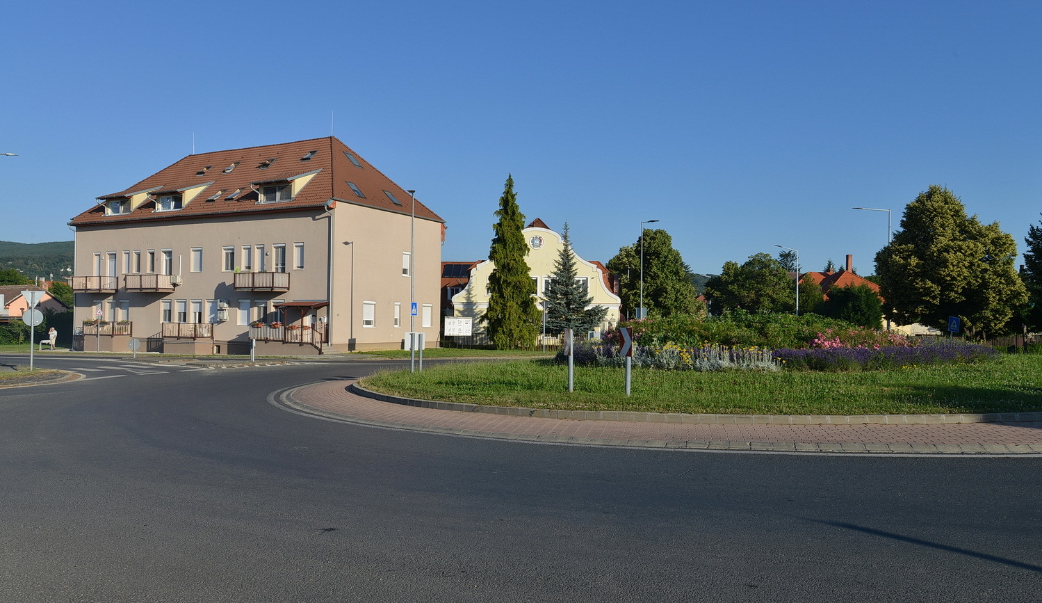 Körforgalomban haladó kerékpárost lökött fel egy Opel Kőszegen