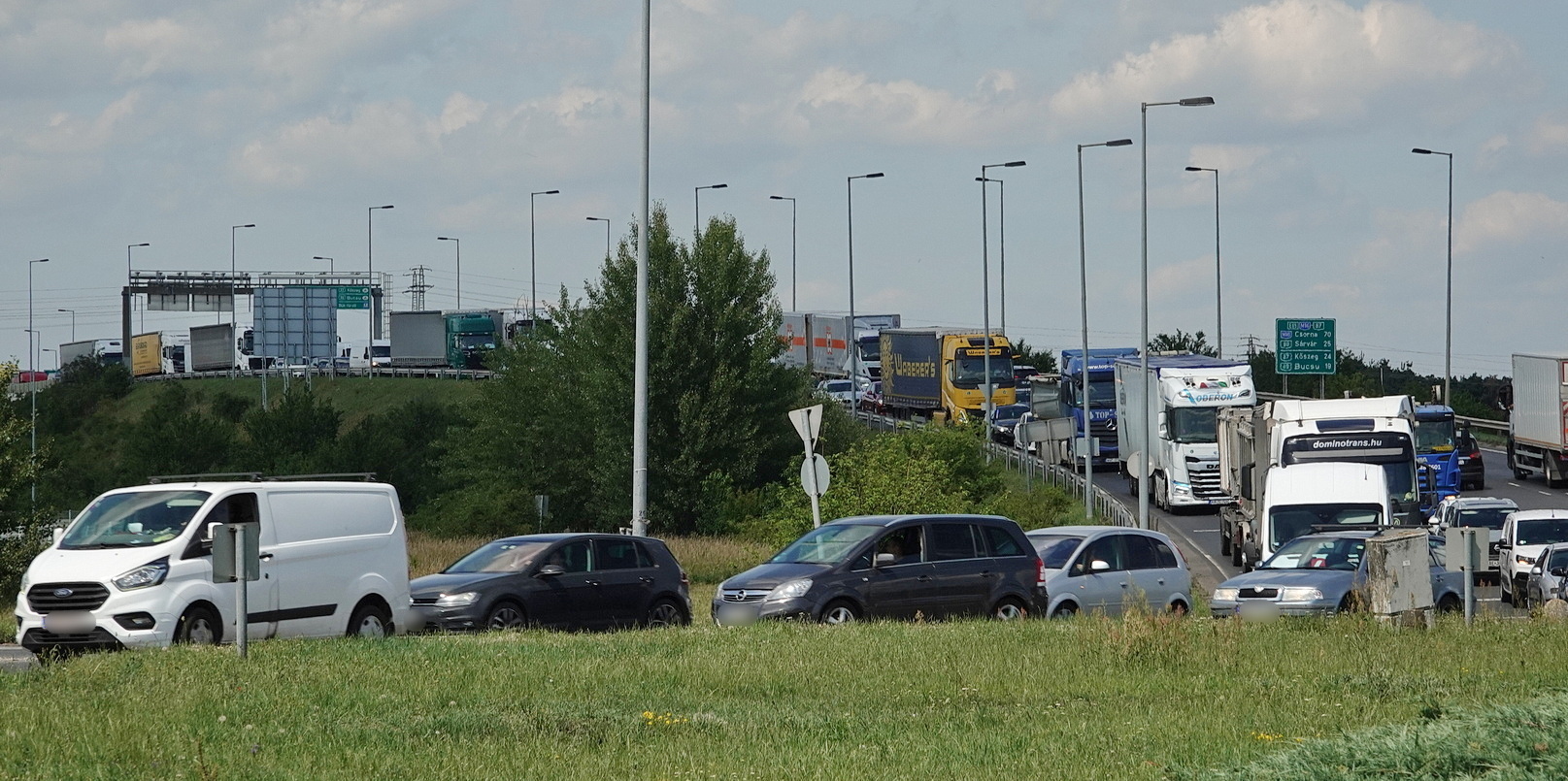 Belső sávból hajtott volna ki egy DAF kamion előtt egy VW a hírhedt szombathelyi körforgalomból