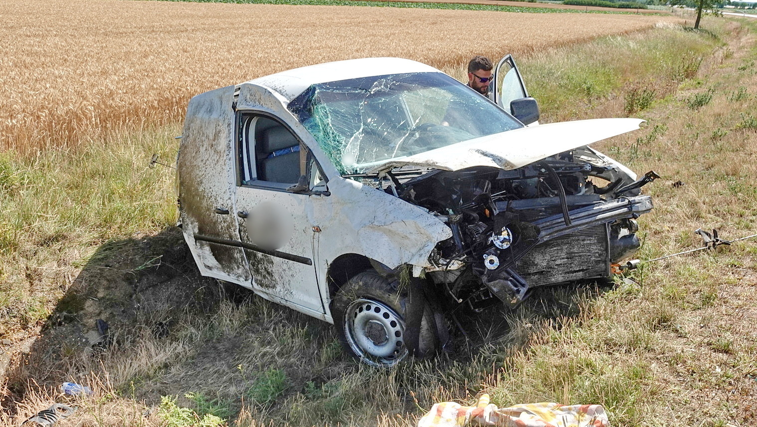 Őz szaladt a VW elé, többször is a levegőbe pattant az autó az árokból a 88-as főúton, Sárvár közelében