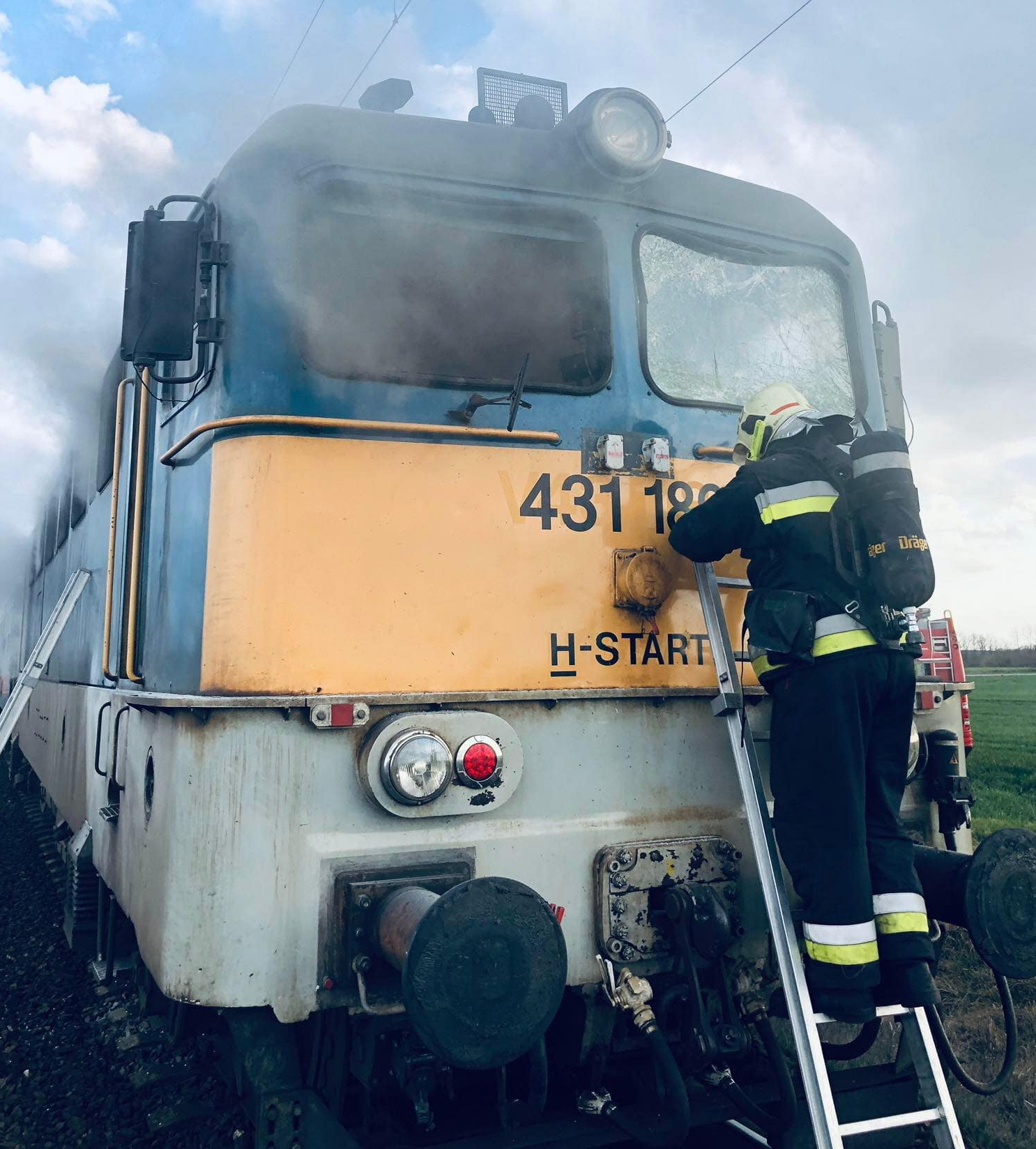 Mozdonytűz Celldömölk közelében - Fotó: Celldömölki Önkormányzati Tűzoltóság