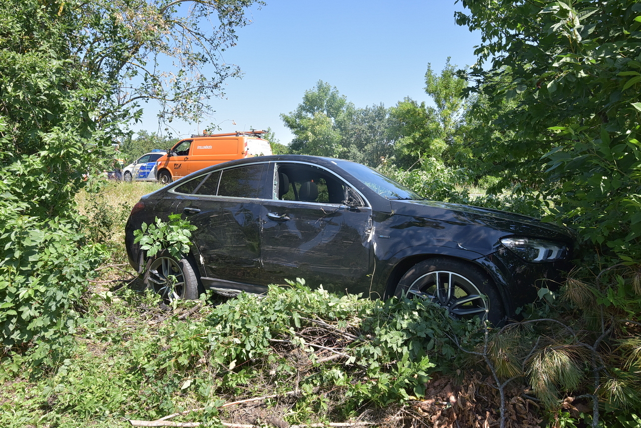 Fák közé csapódott a vétlen sofőr Mercedese