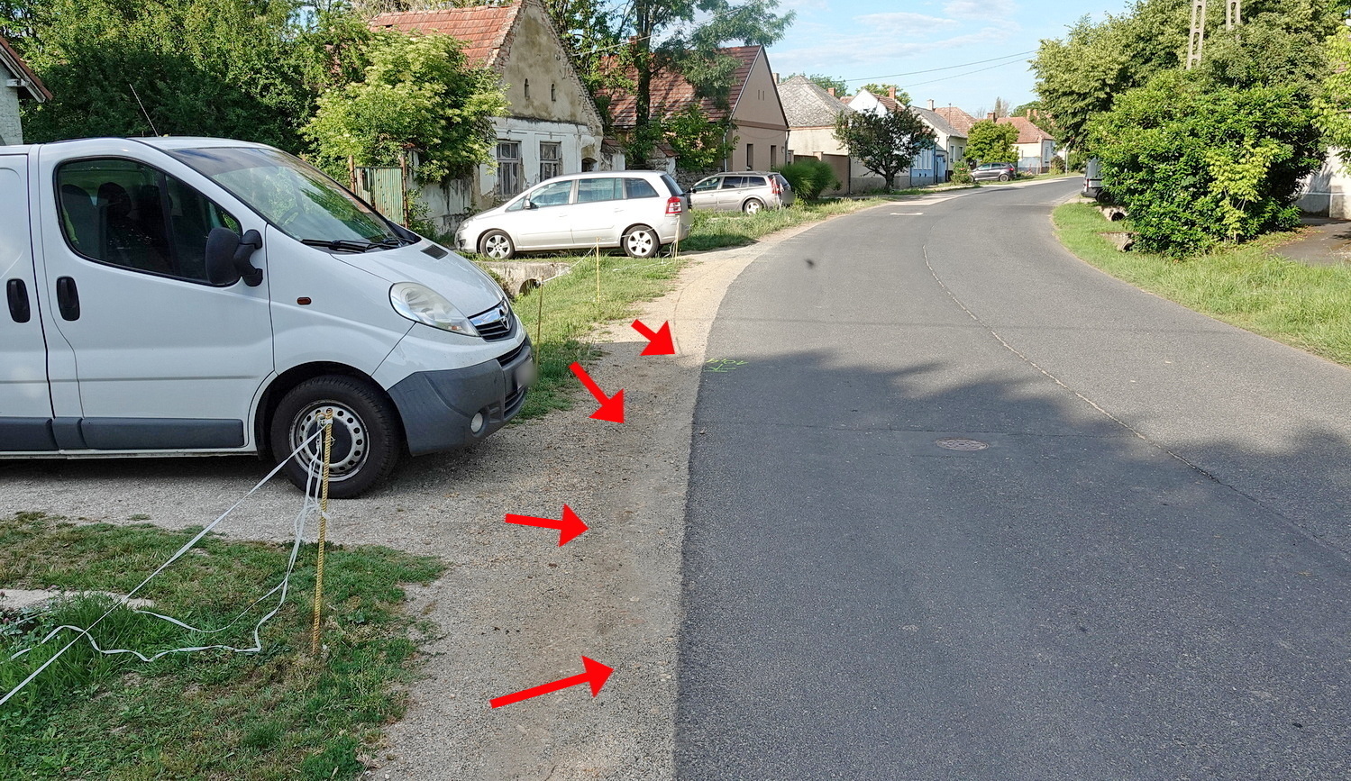 Betonáteresznek ütközött egy Renault, megsérült a sofőr Borgátán - balra ívelő kanyarban sodródott ki az autó