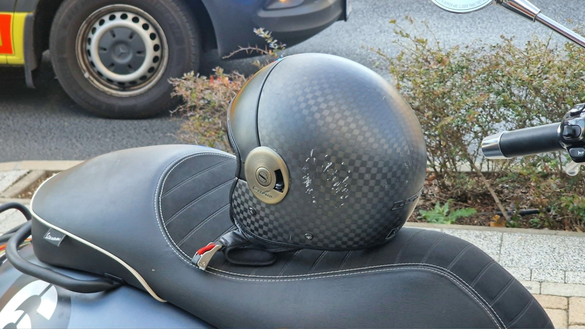 Vespa robogóval ütközött egy Toyota Szombathelyen - súlyosan megsérült a robogó vezetője