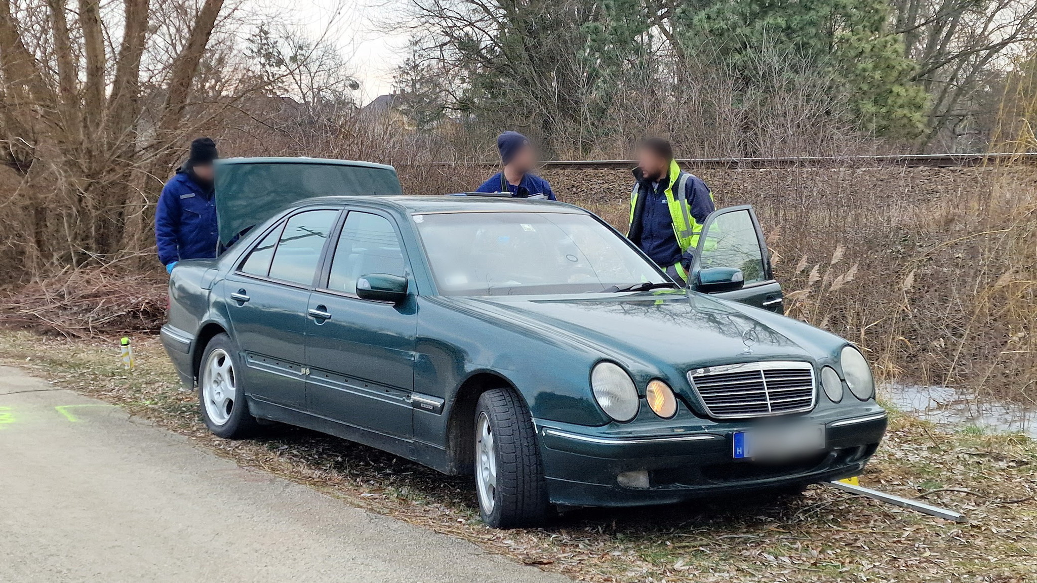 Az öngyilkos férfi a sínek közelében hagyta az autóját