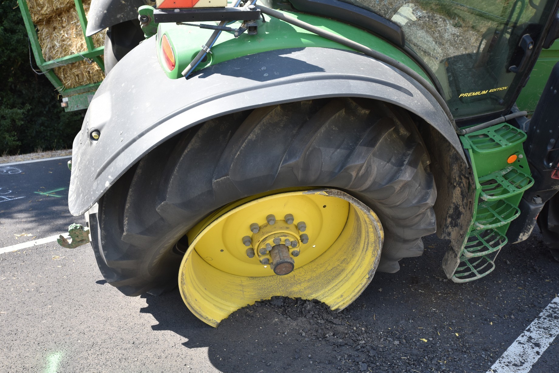 Az aszfaltot is felmarta a bebicskázó traktor kerekének felnije a 86-os főúton