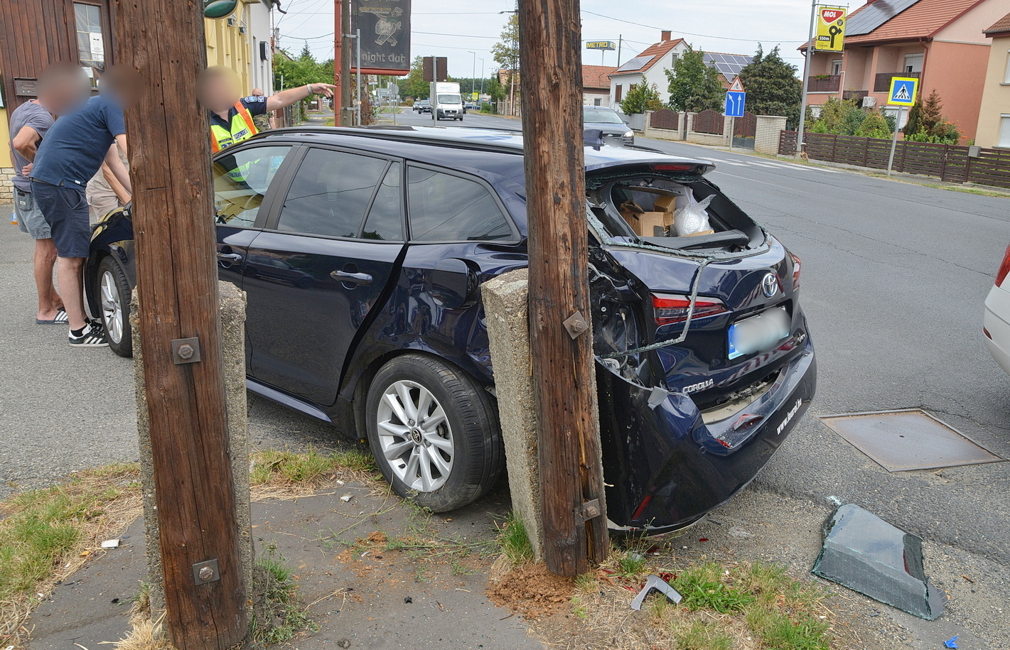 Villanyoszlopnak csapódott az Audi elé hajtó Toyota Szombathelyen - cserélni kell az oszlopot