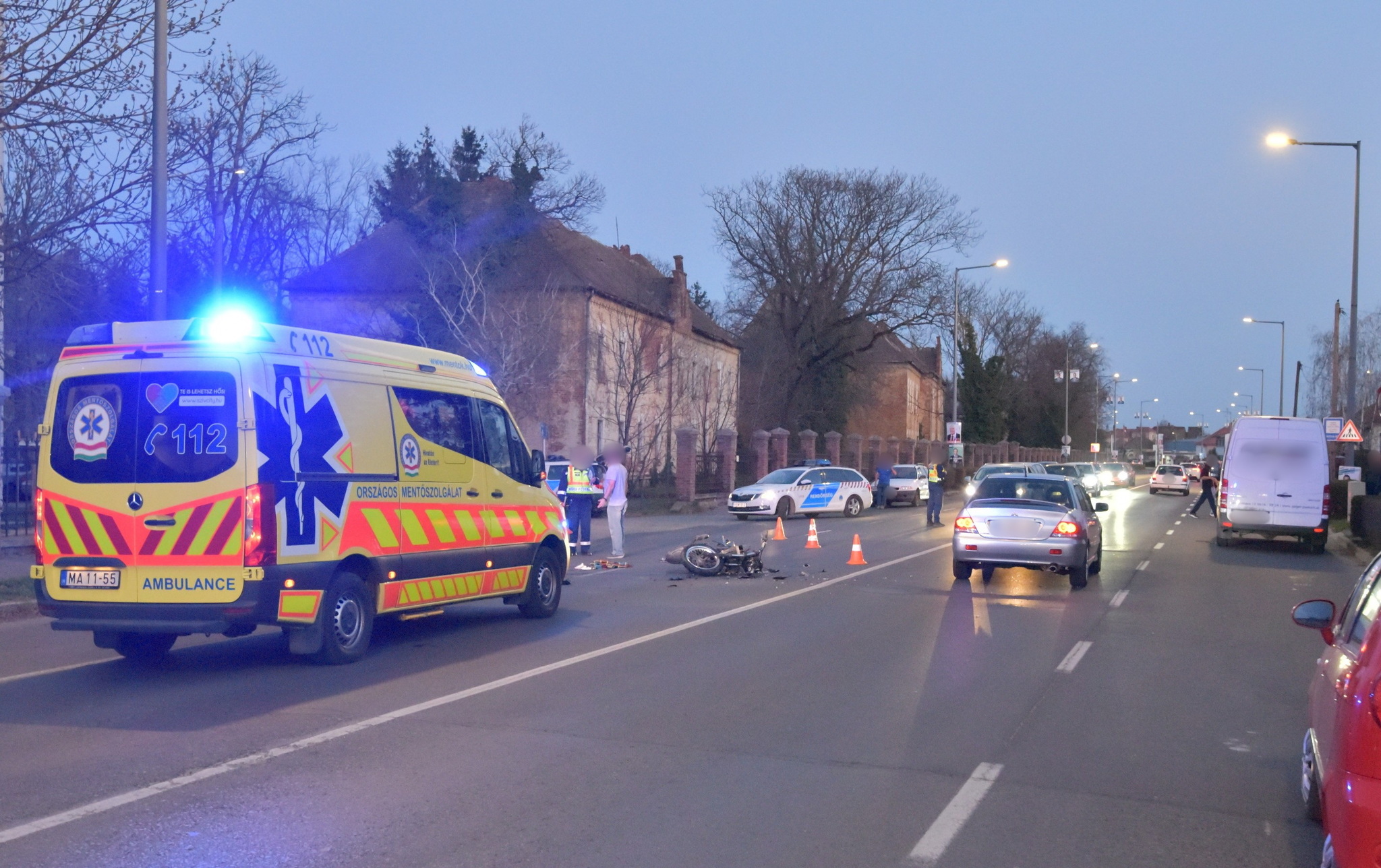 Motor és Mercedes kisáruszállító ütközött Szombathely - súlyosan megsérült a motoros