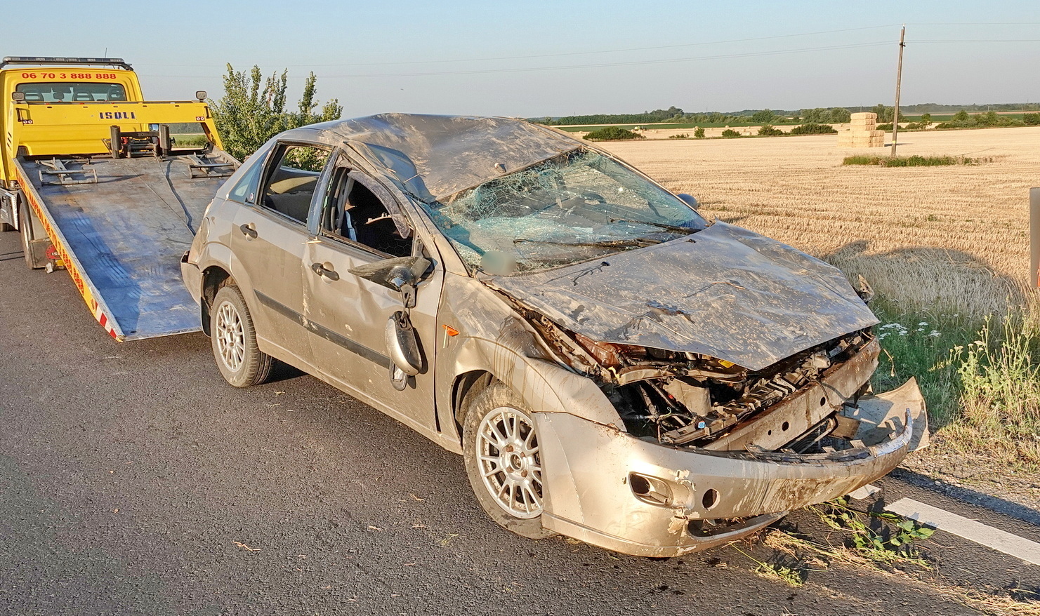 Kimászott a totálkáros Fordból és elsétált a sofőr a 86-os főúton, Egyházasrádócnál