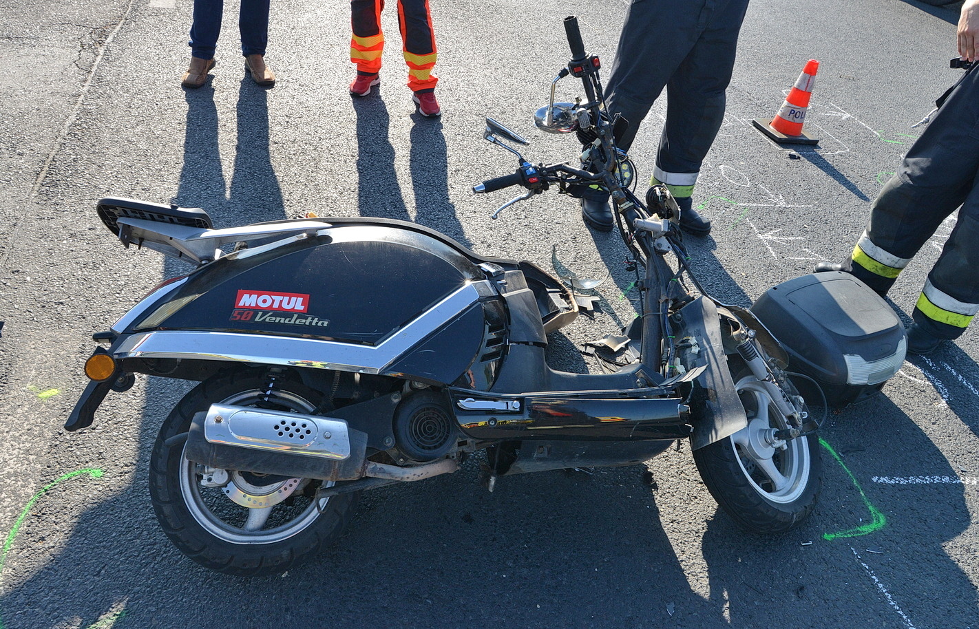 Életveszélyesen megsérült a motoros Sárvárnál - Renault nyergesvontató pótkocsijába hajtott Vendetta robogóval