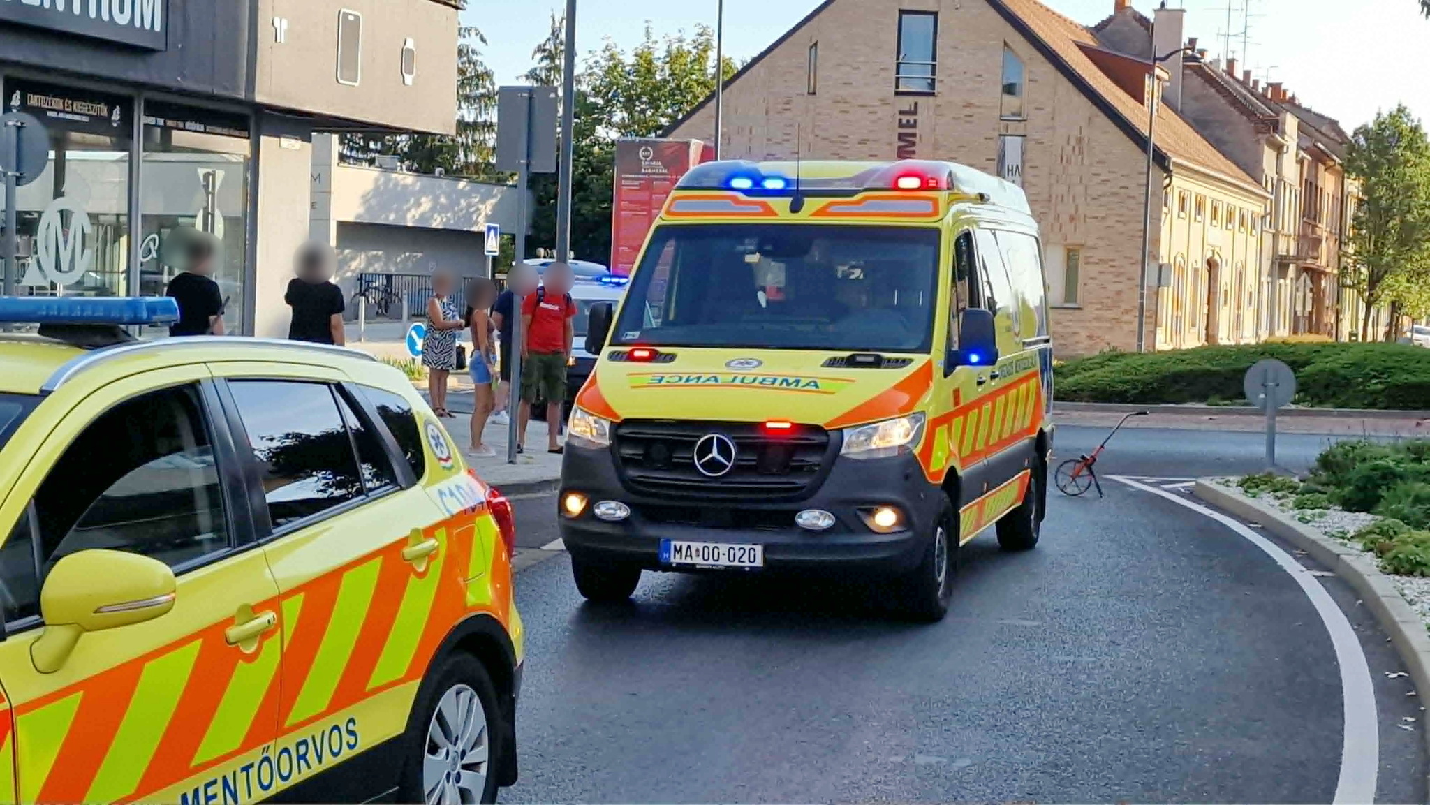 Vespa robogóval ütközött egy Toyota Szombathelyen - súlyosan megsérült a robogó vezetője