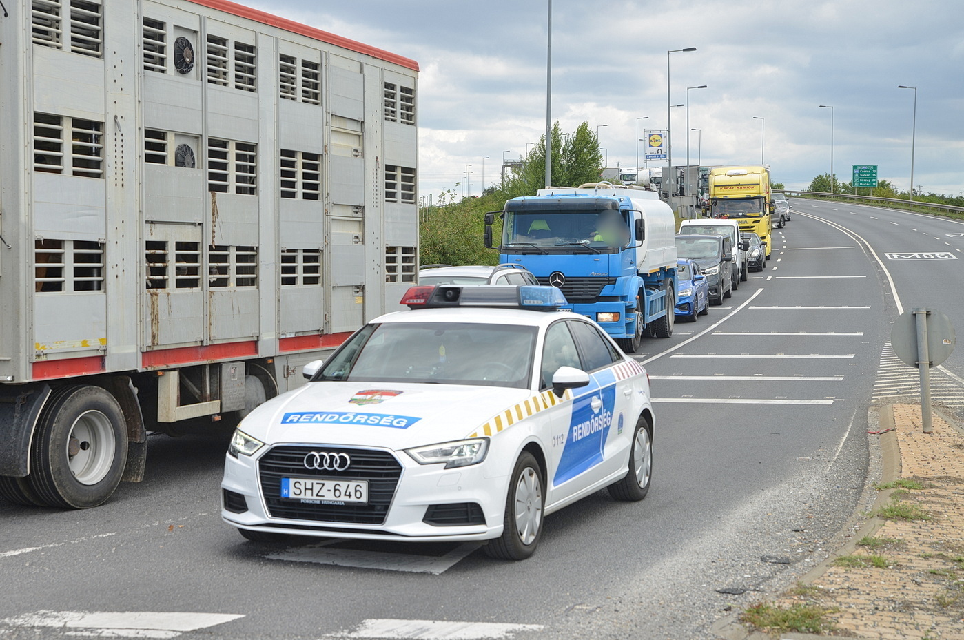 Elesett a körforgalomban és Skodának sodródott Triumph motorjával egy férfi Szombathelyen