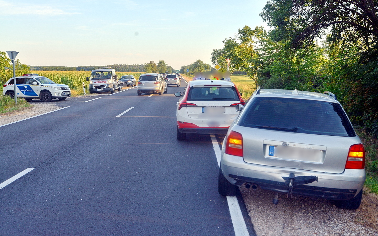 Szabálytalanul előző jármű miatt fékezőknek ütközött egy VW a 86-oson, Egyházasrádócnál