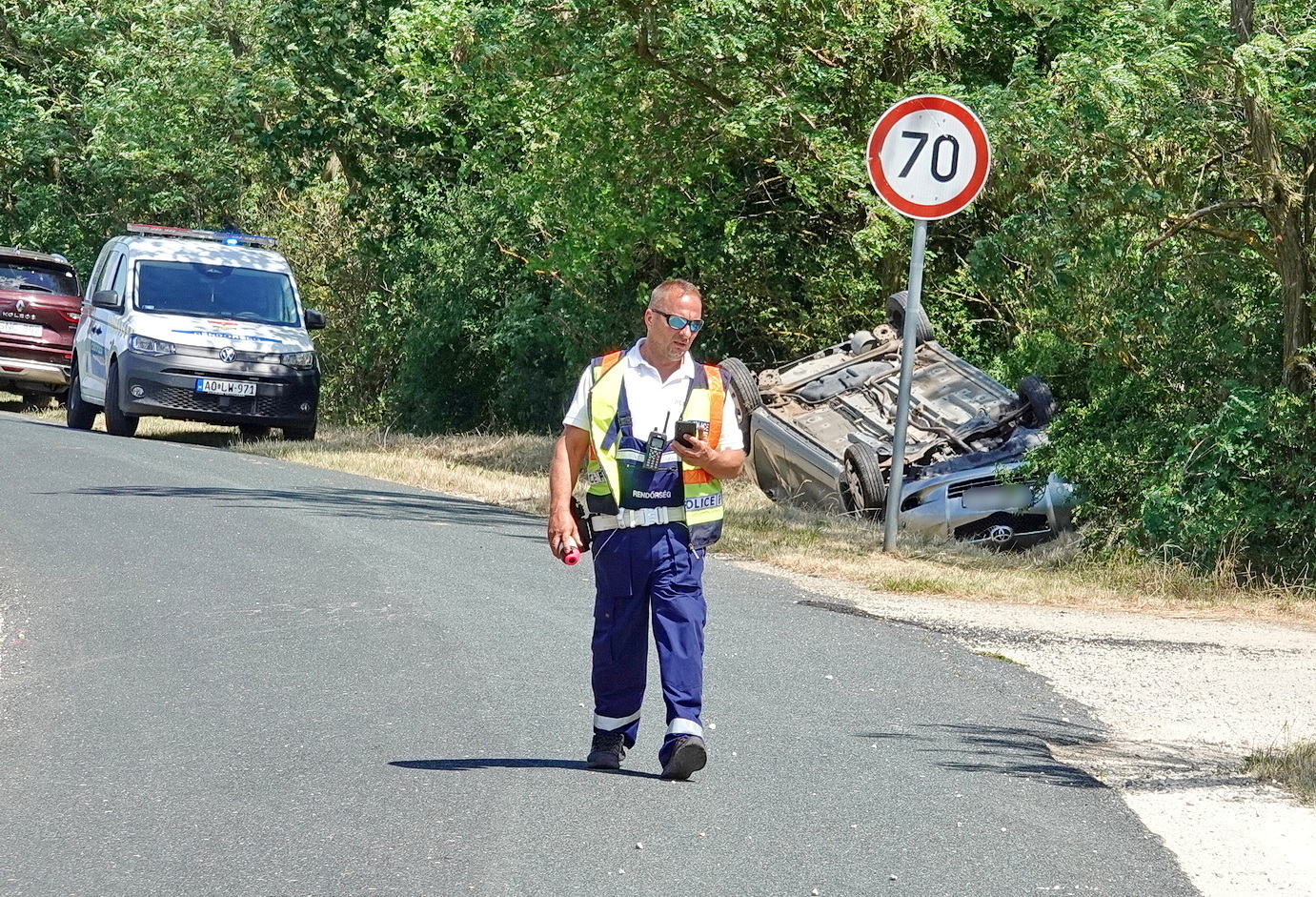 Kanyarban hajtott padkára, majd felborult egy Toyota Bucsu közelében