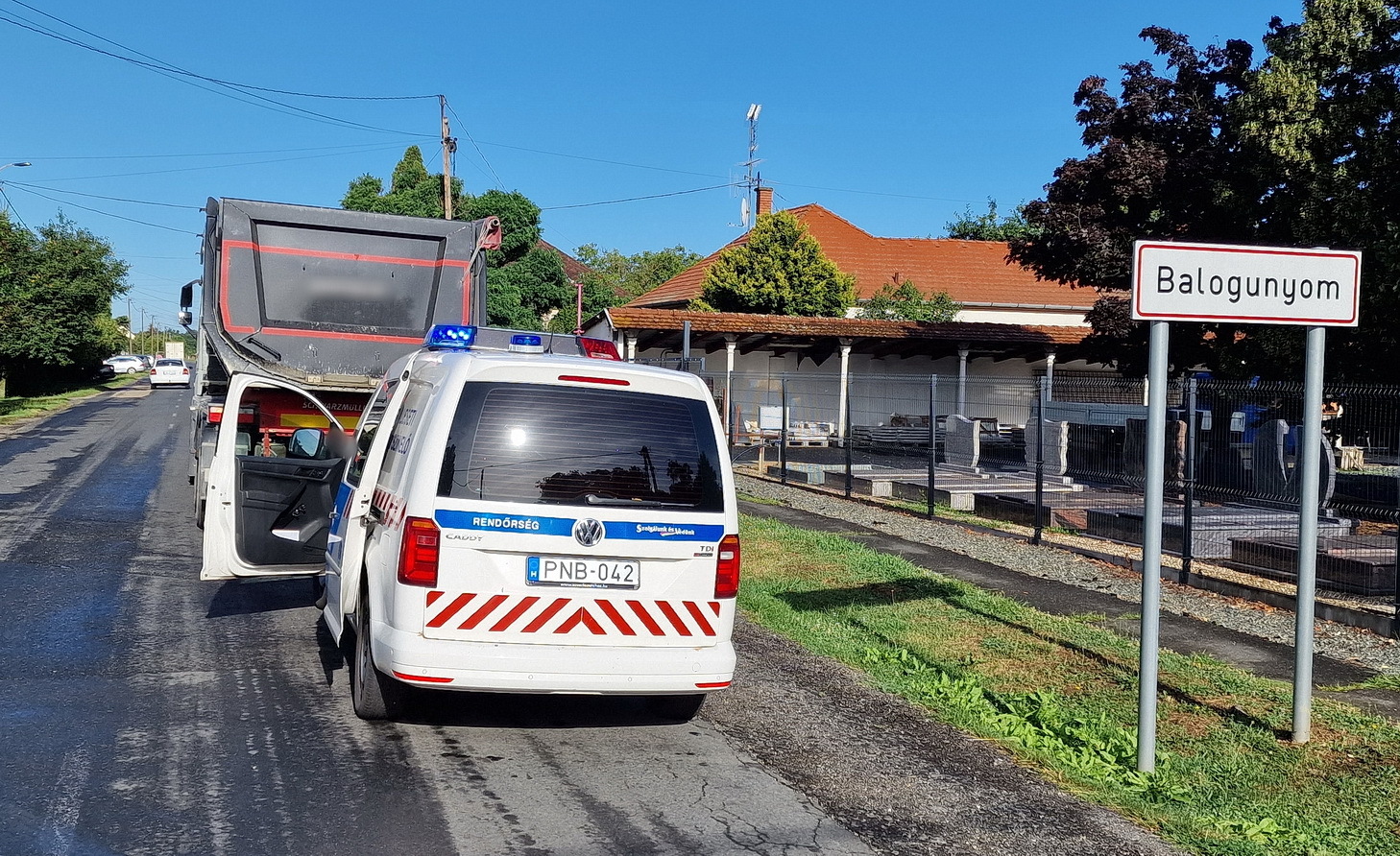 A teherjárművek a rendőrség megérkezése után lehajtottak a 86-os főútról, ahol nagy dugó alakult ki