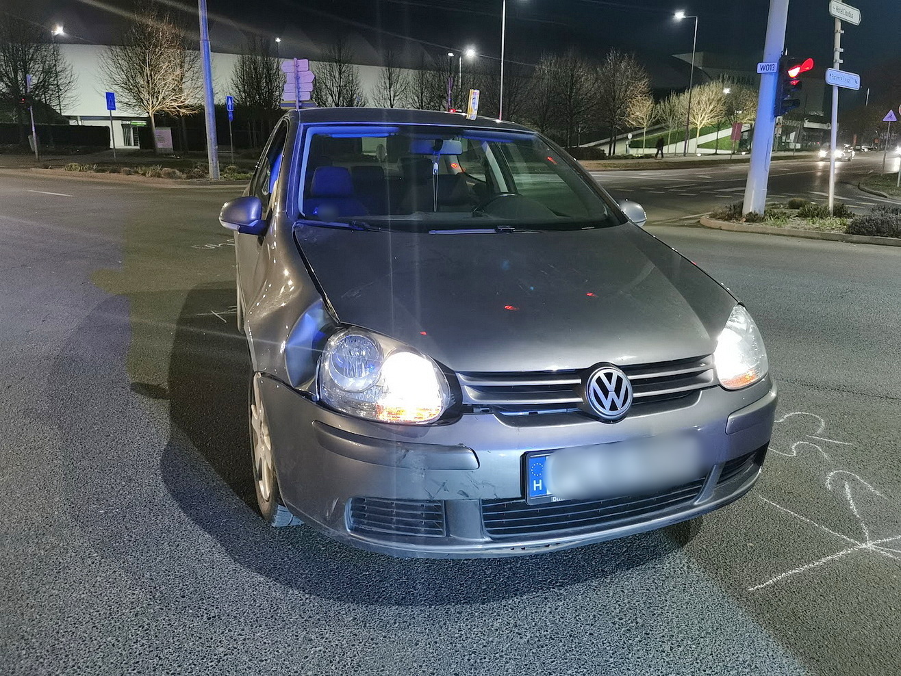 Telezöldnél kanyarodott robogó elé VW-vel egy fiatal sofőr Szombathelyen