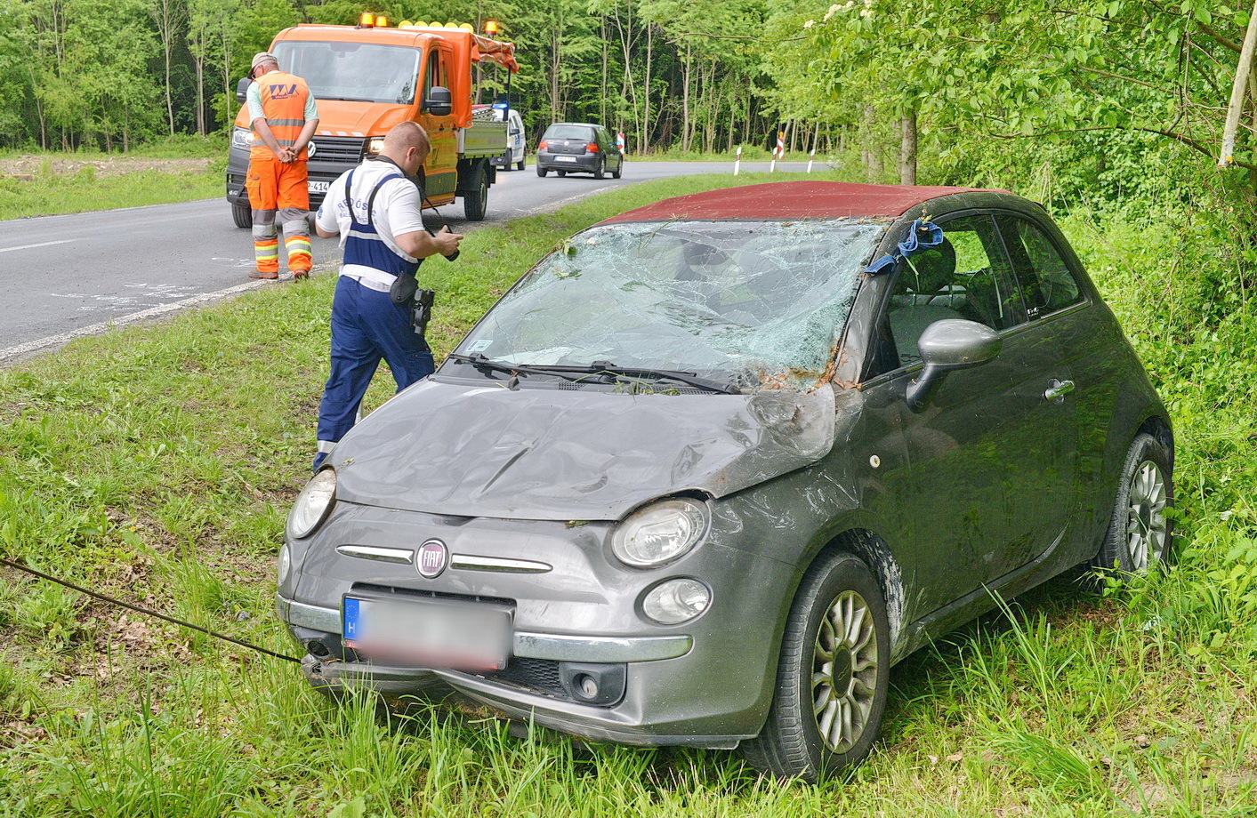 Fának ütközött és felborult egy Fiat személyautó Ják közelében Fotó: Tánczos Mihály