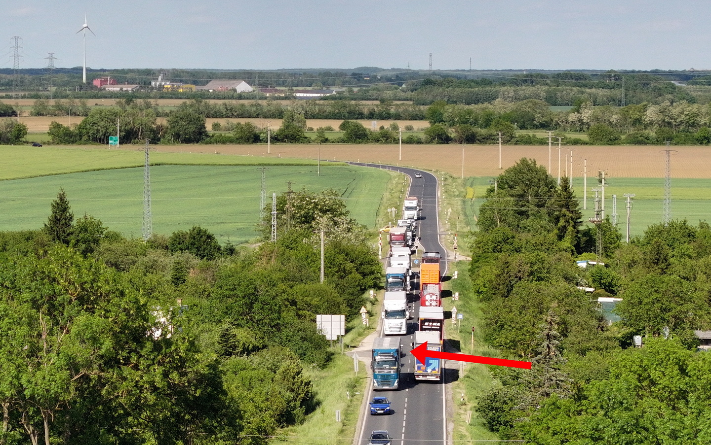 Ford hajtott érkező kamion elé a 86-os főúton, Szombathely határában - centimétereken múlt a baleset
