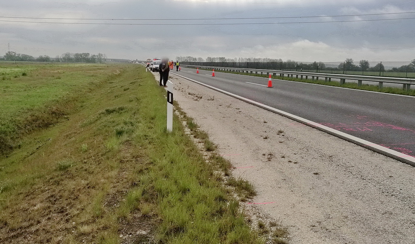 Lehajtott a töltésről egy Ford az M86 autóúton 6.