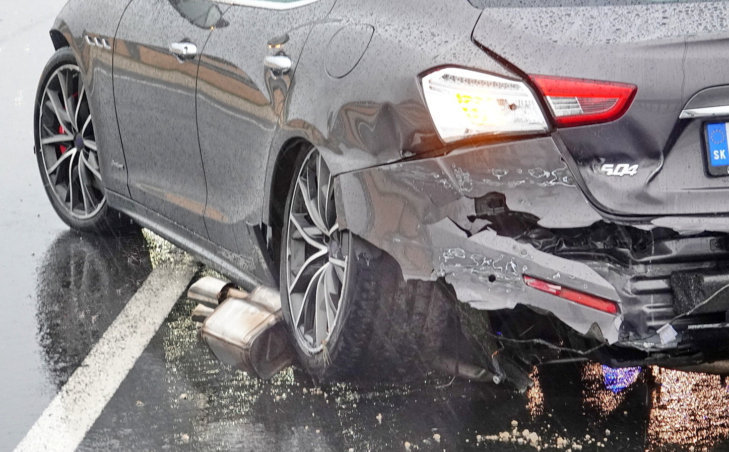 Felhőszakadáskor pördült meg egy Maserati az M86-os autóúton, Szelesténél