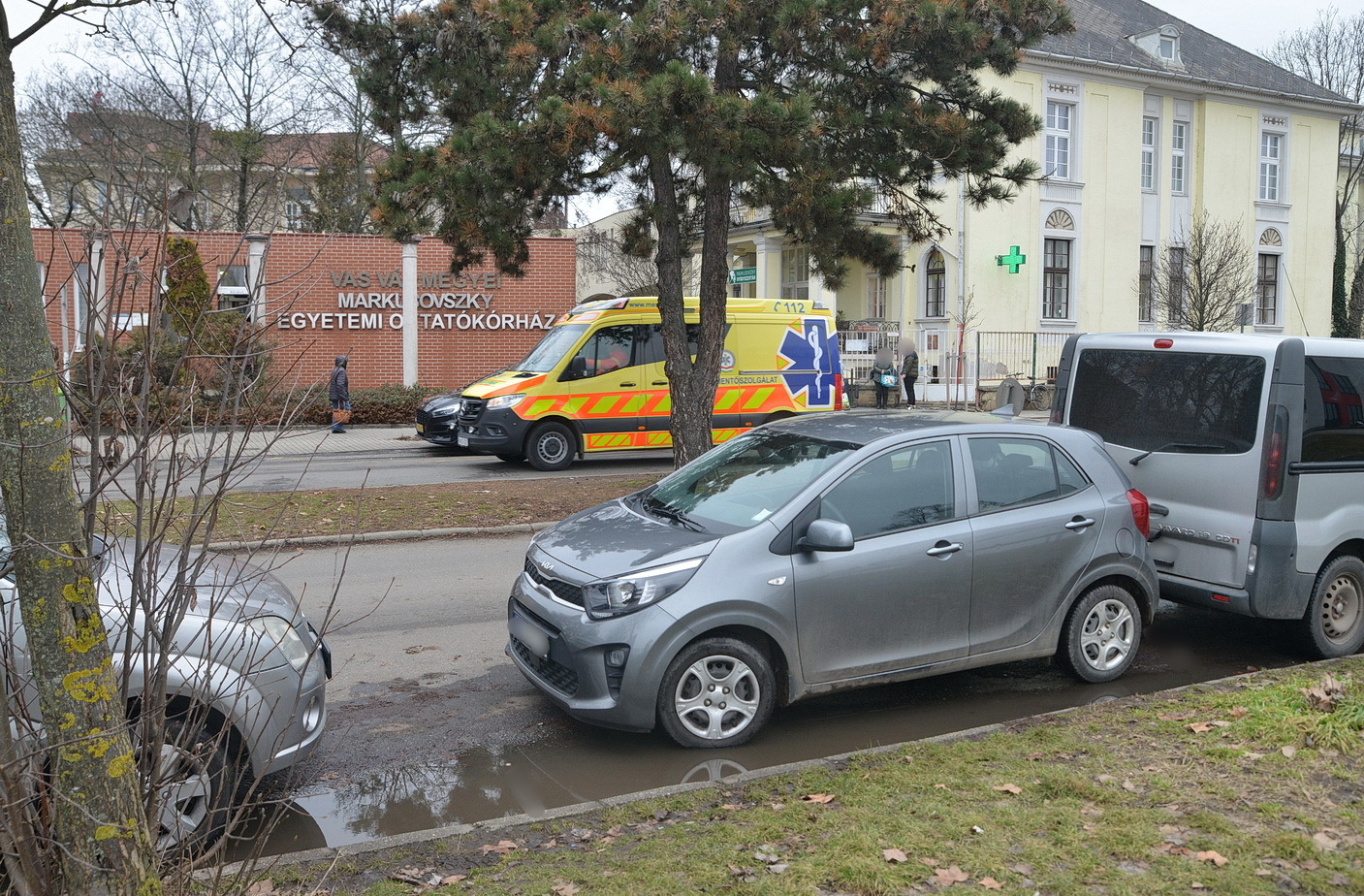 Forgalommal szembe parkoló KIA Szombathelyen