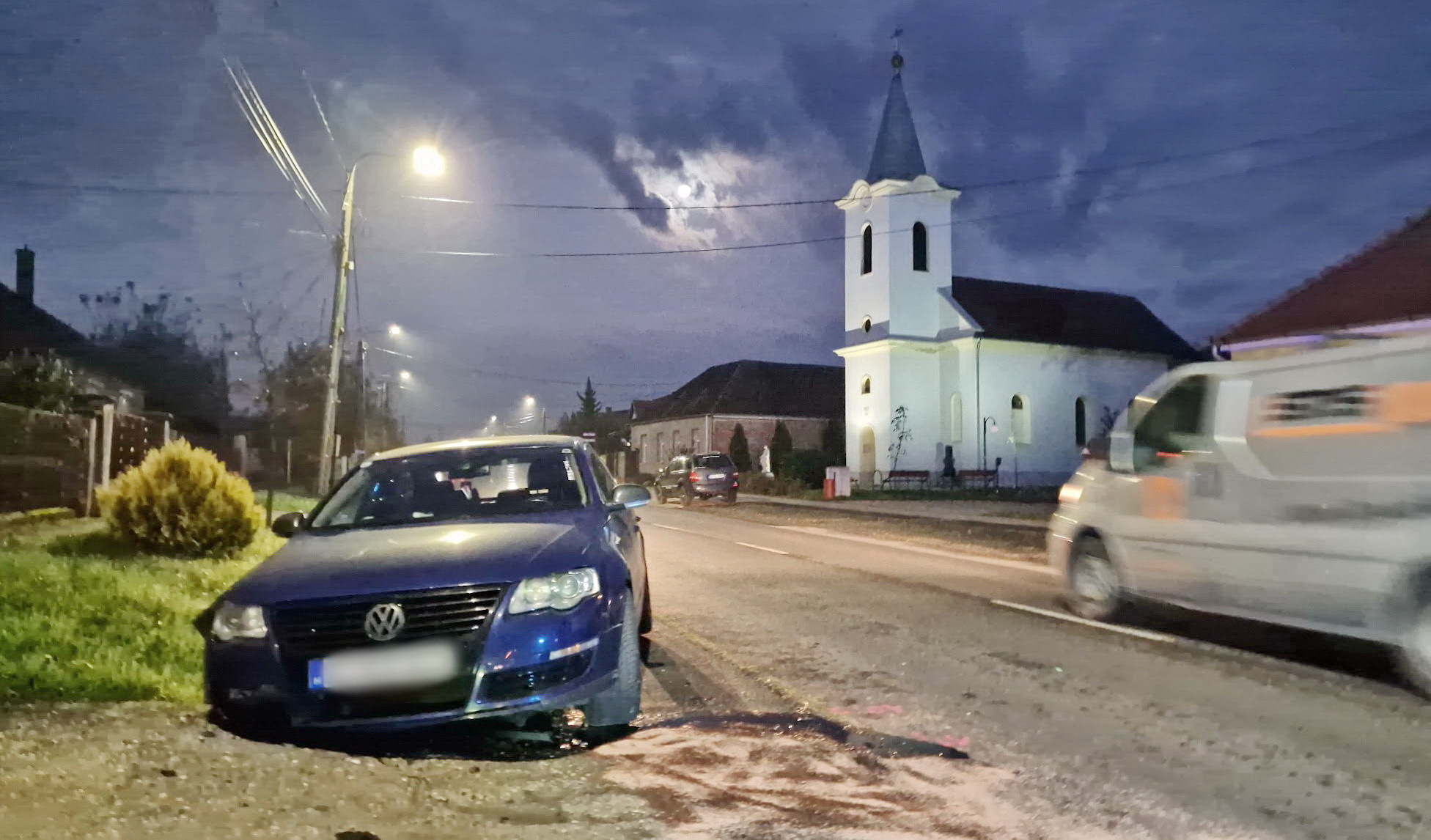 Vízelvezetőbe hajtott egy Volkswagen Sében - megsérült a sofőr