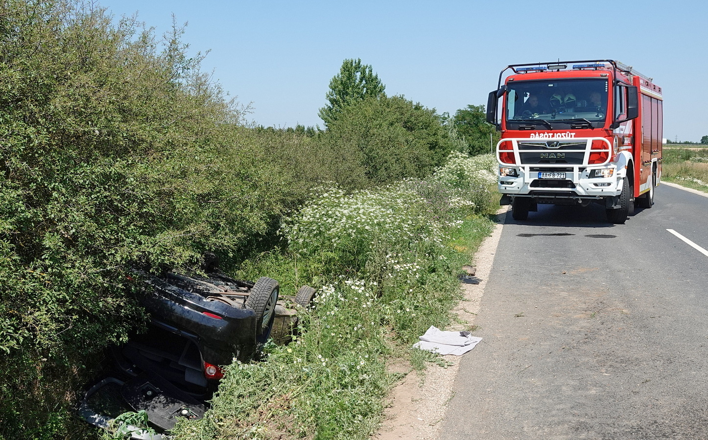 Levegőbe repült és a tetején állt meg egy Chevrolet Vép közelében - padkáról próbált menteni a sofőr