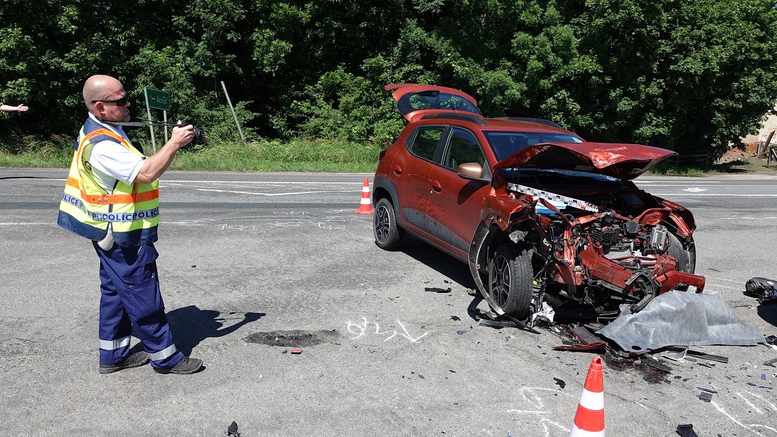 Suzuki kanyarodott Dacia elé a 87-es főúton, a kőszegfalvi elágazónál - hárman megsérültek
