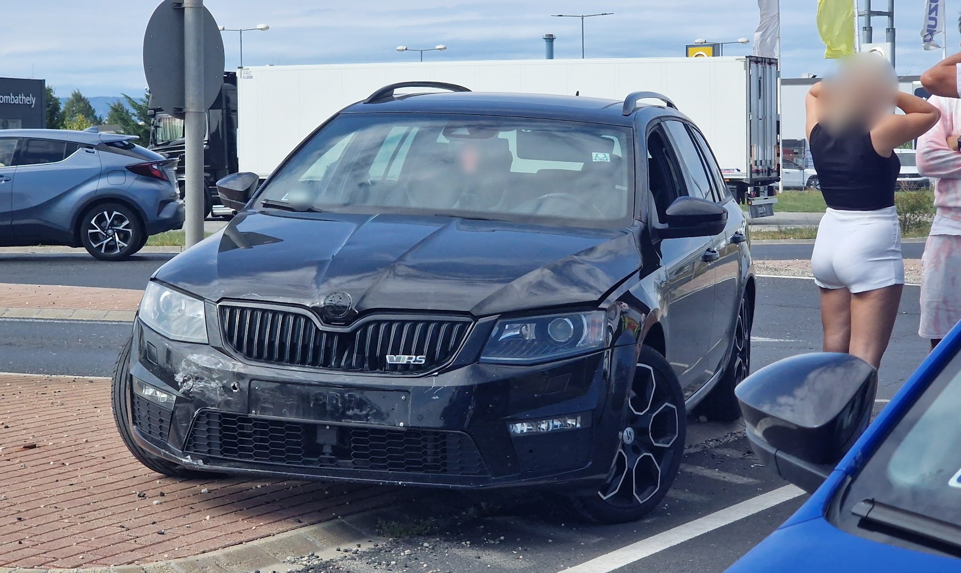 Balra kanyarodó Skoda hajtott Opel oldalába a 86-os és 87es főutak közös szakaszán