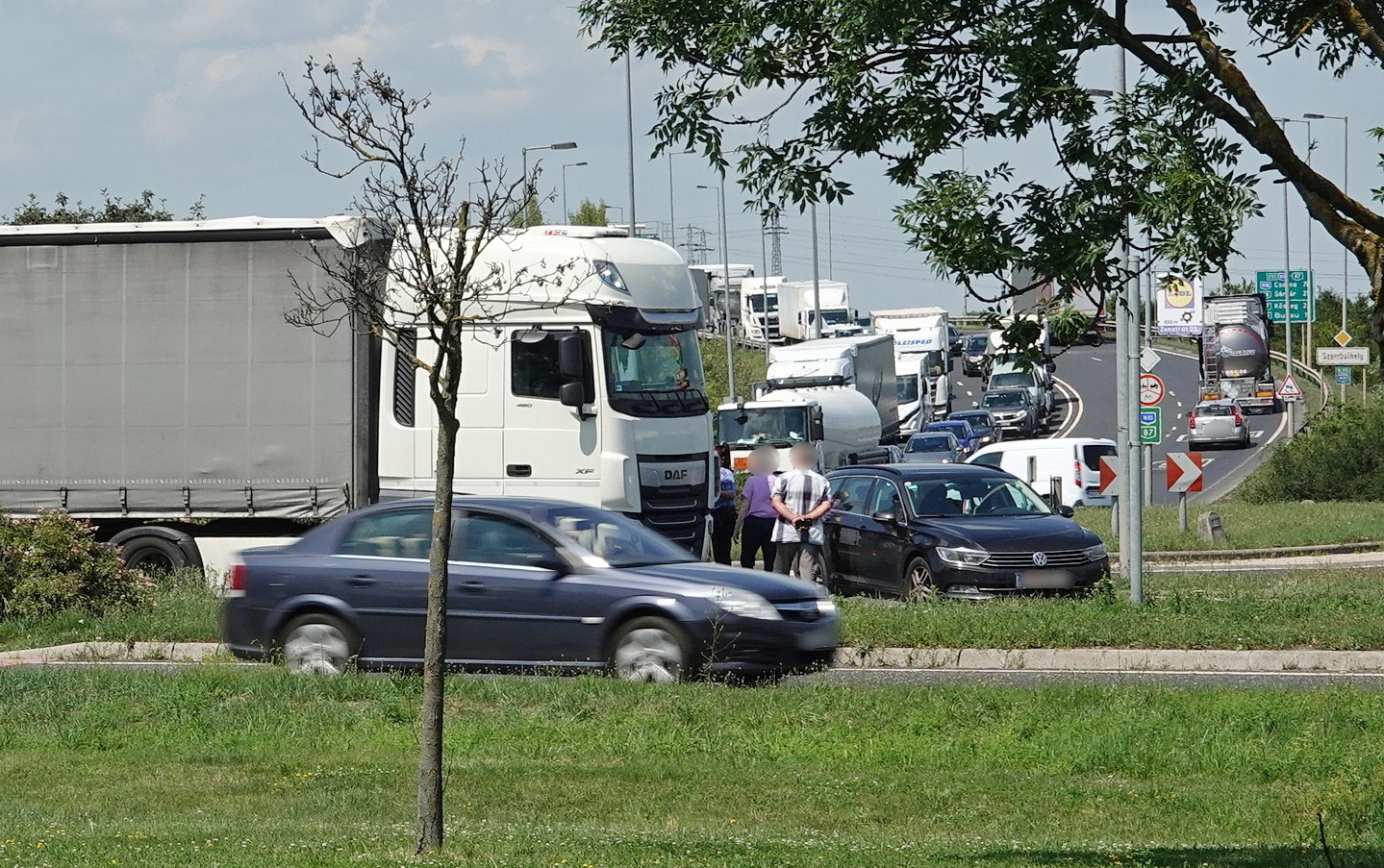 Belső sávból hajtott volna ki egy DAF kamion előtt egy VW a hírhedt szombathelyi körforgalomból