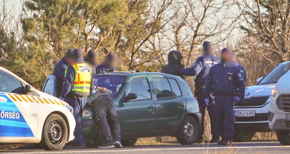 Cseh rendszámú Renaultból kerültek elő illegális migránsok