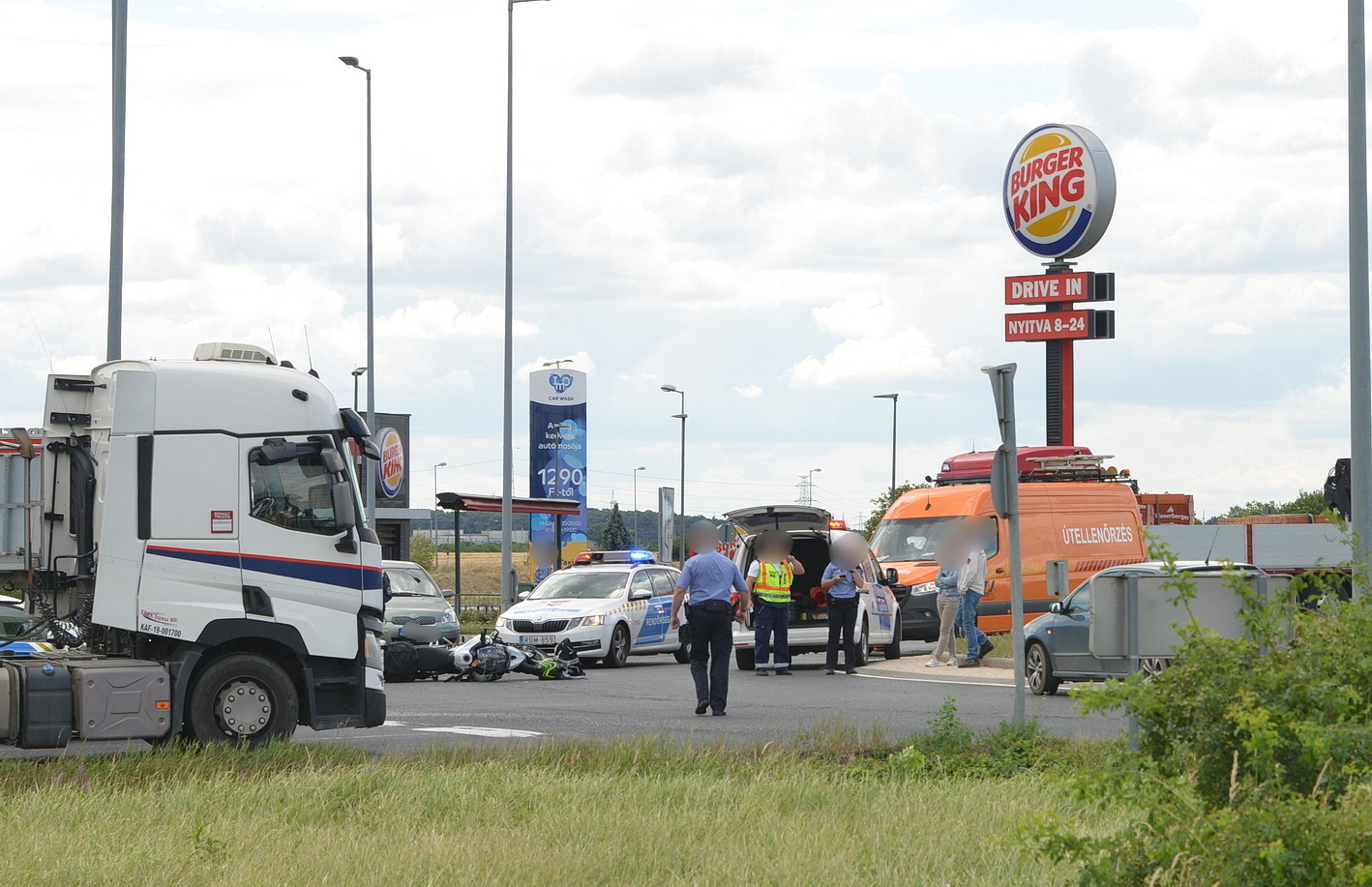 Elesett a körforgalomban és Skodának sodródott Triumph motorjával egy férfi Szombathelyen