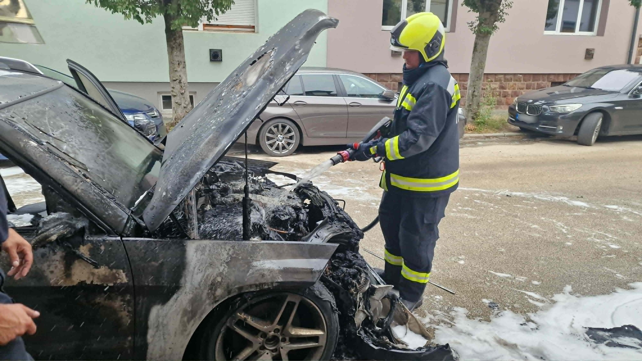 Kiégett egy Mercedes Szombathelyen - nem terjedt át a szomszédos autókra a tűz